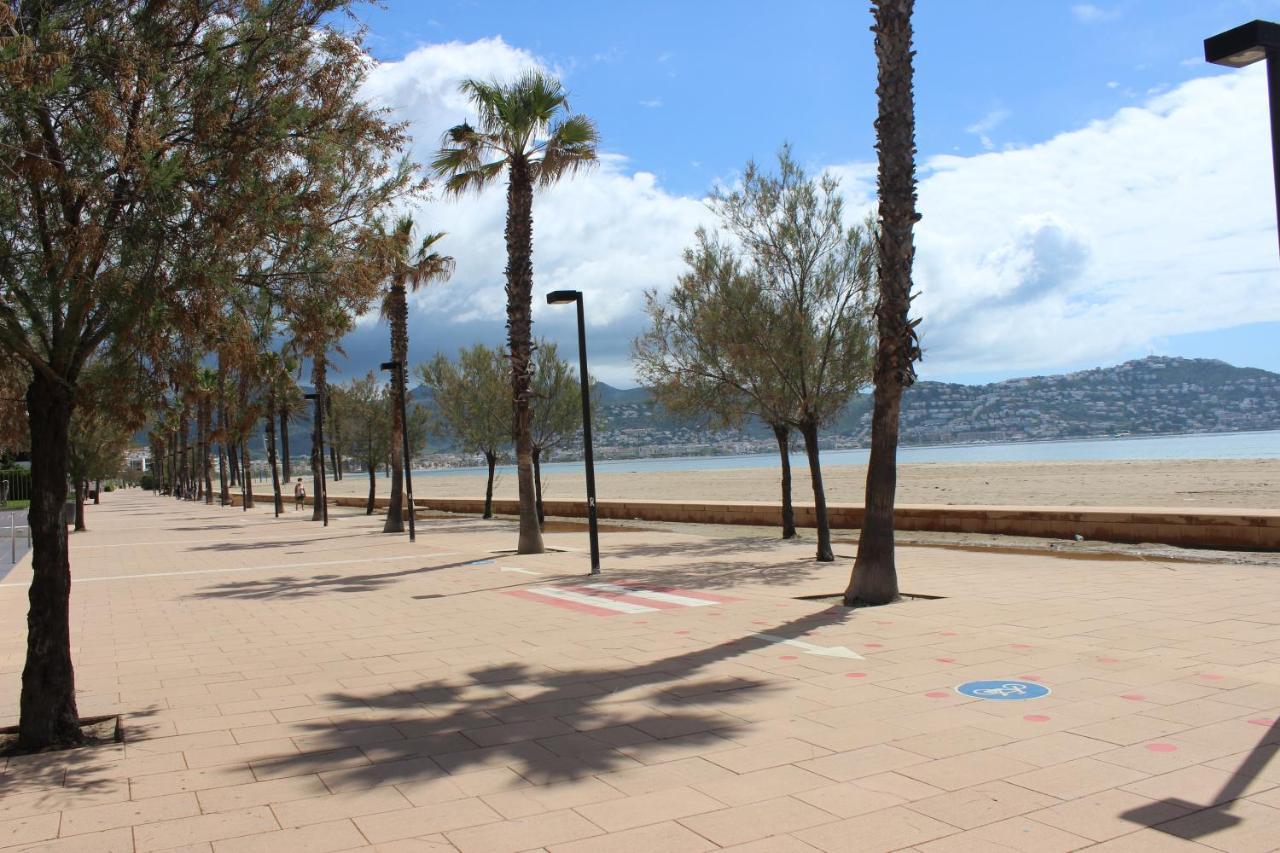 Beautiful Apartment 75M2 With View At The Beach, Pool, Parking Roses Zewnętrze zdjęcie