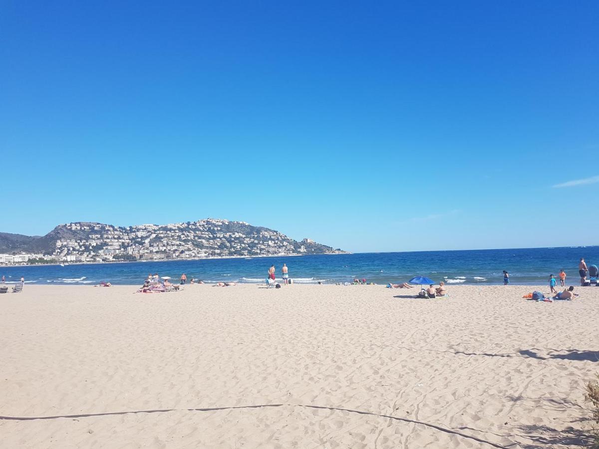 Beautiful Apartment 75M2 With View At The Beach, Pool, Parking Roses Zewnętrze zdjęcie
